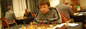 Håvard Skagseth har hatt ei jevn og flott utvikling som sjakkspiller, og er i ferd med å passere 2000-grensen når det gjelder hans nasjonale elo-tall. Håvard kan som Monika slå hvem som helst av de startende i årets NNM.