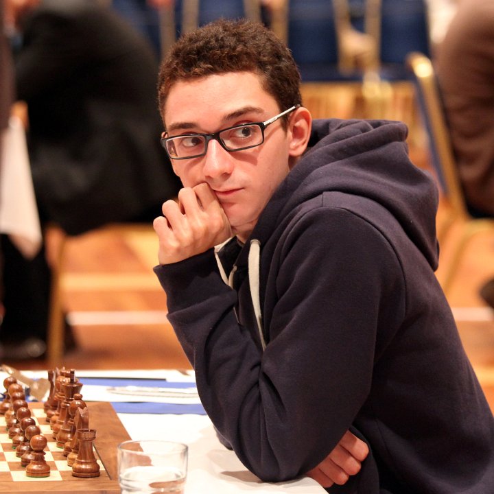 IGM Caruana er klar for kvartfinalespill etter overbevisende 2 - 0-seier over Julio Granda Zuniga 