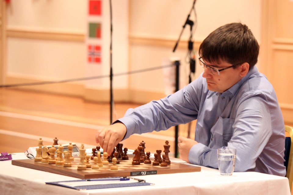 Evgeny Tomashevsky stormer videre, og er nå én matchseier fra å kvalifisere seg til Kandidatturneringen 2014 (foto: Anastasia Karlovich)