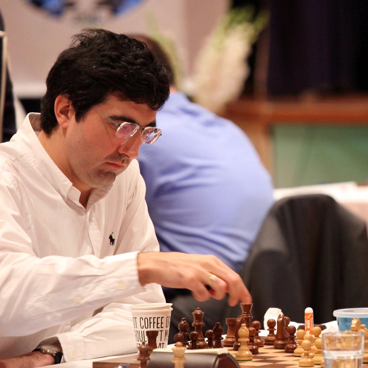 Viktig seier med sort for den 14. verdensmester Vladimir Kramnik