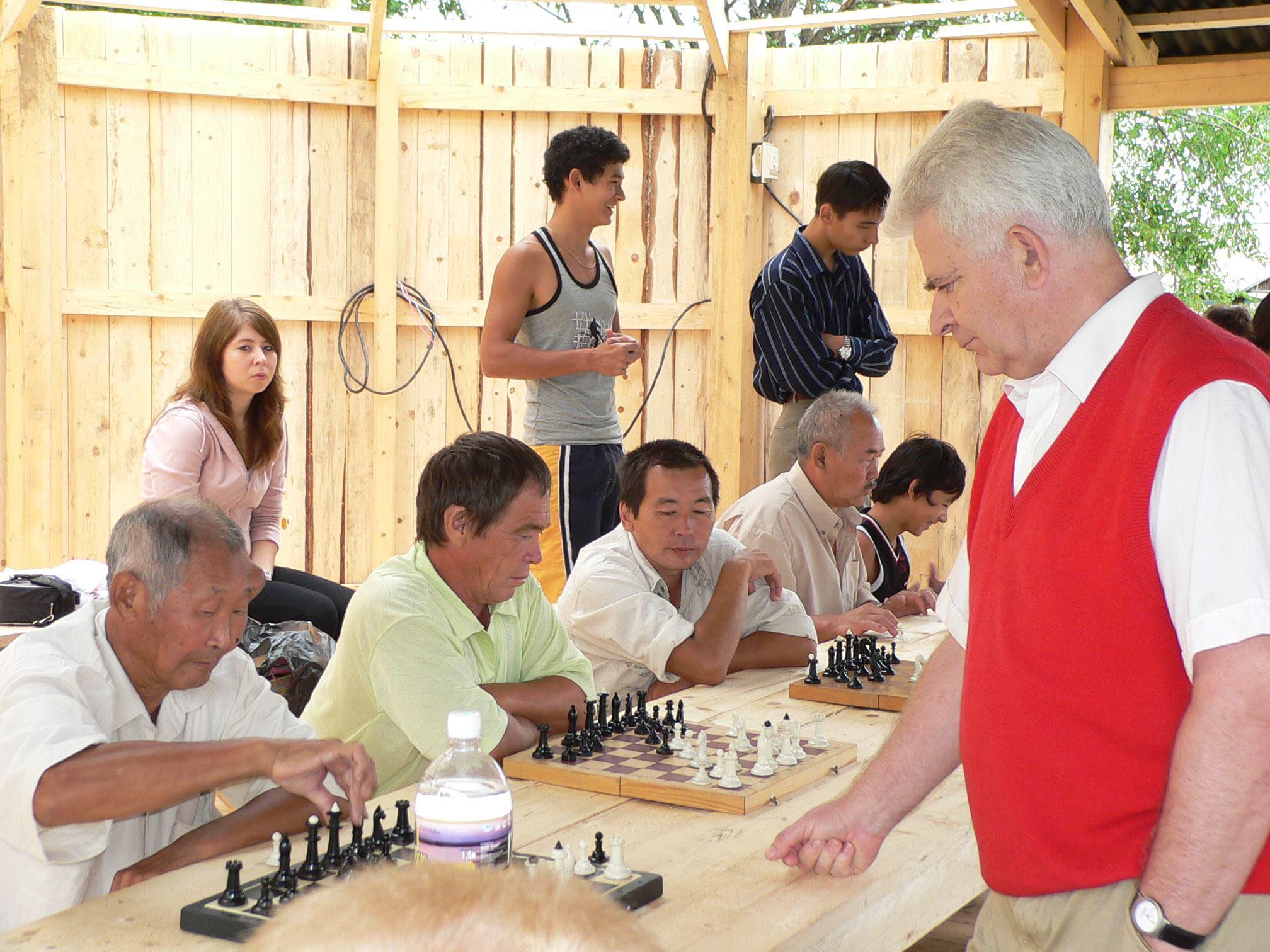 Boris Spassky, Playing in a simultaneous exhibition against…
