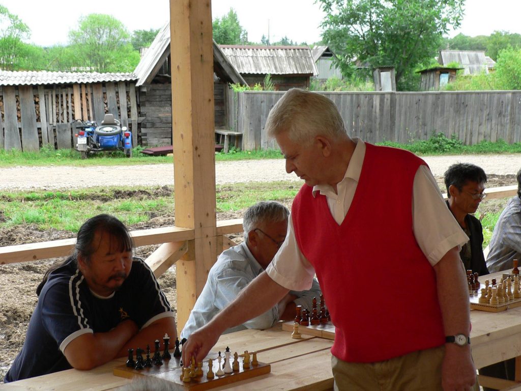 Boris Spassky, Playing in a simultaneous exhibition against…