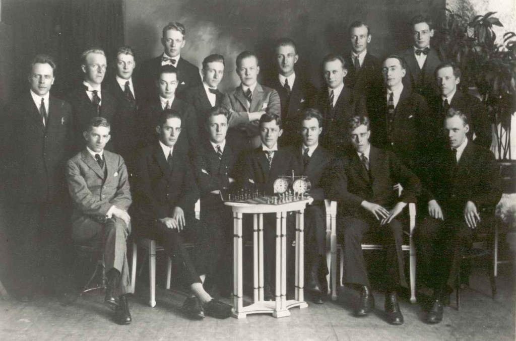 Deltakere og arrangører i det første nordnorske sjakkmesterskapet i Svolvær, pinsehelga 1926. Sverre Melvær sitter i midten (andre navn kommer senere…)