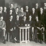 Deltakere og arrangører i det første nordnorske sjakkmesterskapet i Svolvær, pinsehelga 1926. Sverre Melvær sitter i midten (andre navn kommer senere…)